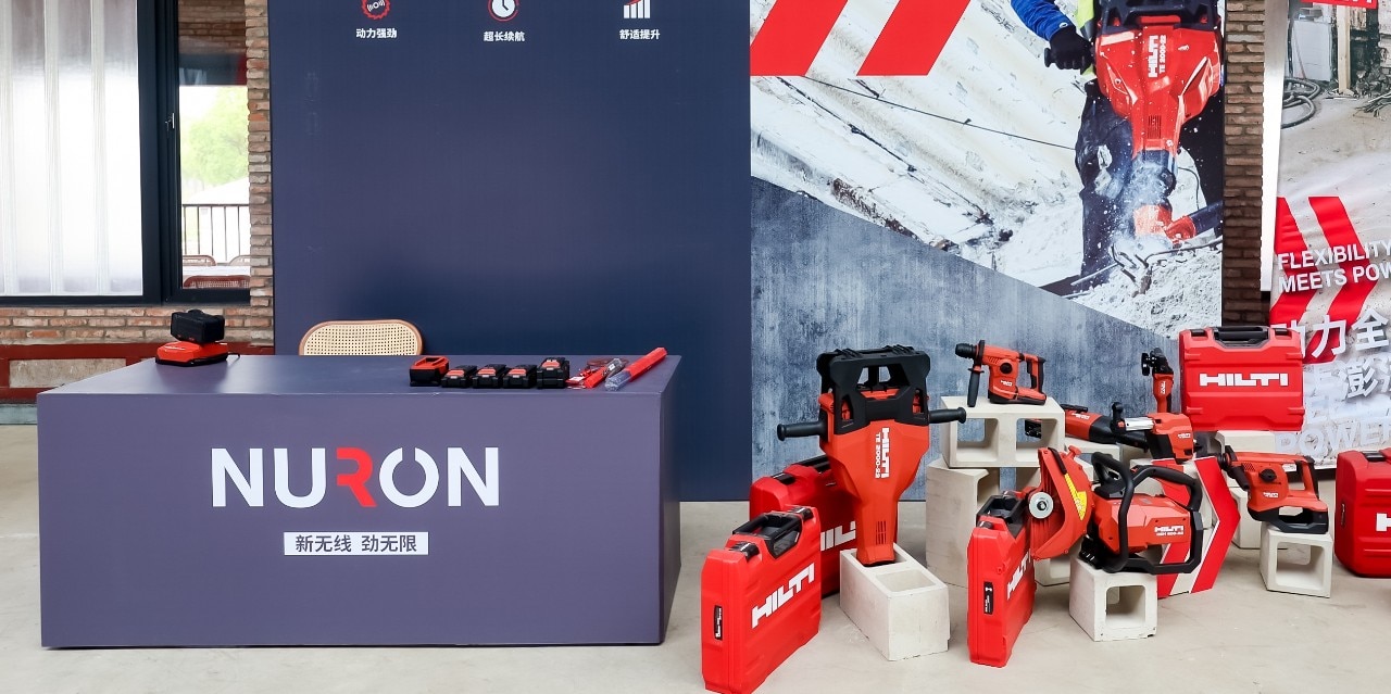 喜利得集團預埋槽事業(yè)部總負責人Simon Rolshoven、蘇州工廠總經理Heinz Nieder、喜利得中國總經理夏岱為新工廠剪彩